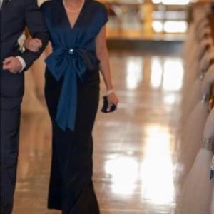 Elegant Sachin & Babi gown. Navy and black. Size 6